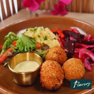 Tuna cakes (Balchi tuna) with mashed potatoes and an avocado salad