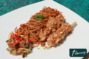 Pork sate with peanut sauce and bami with cucumber in vinegar 